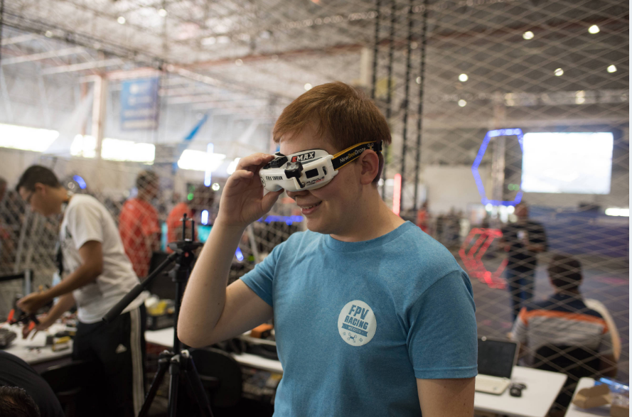 Participante de edição anterior do evento experimenta óculos de realidade virtua - Divulgação